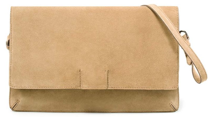 Hè 2012, mẫu túi chất liệu da lộn được hãng Zara rất chuộng thiết kế. Xem thêm: Những chiếc túi "nhìn là mê" của Sao.